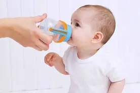 宝宝“戒奶瓶”太晚坏处多！到了这个月龄，就要用水杯了，别再拖图片