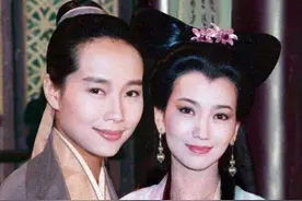 叶童突然就变老了！素颜出镜满头白发也不染，穿白T气质依然高级图片