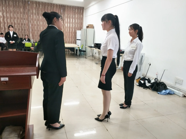“倒水太满”被辞女生：拿到离职工资