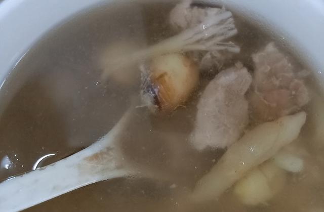 花胶红枣西洋参炖鸡汤 花胶西洋参炖鸡的做法与功效