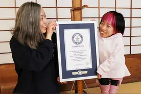 日本双胞胎姐妹身高差75厘米，性格爱好迥异，姐姐总是罩着妹妹！图片