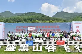 世界冠军上演空中竞逐，中国体育彩票“健康欢乐送”滑翔伞公开赛在渝举办图片