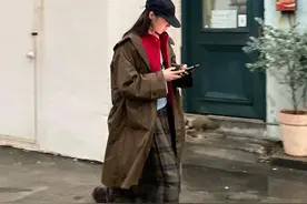 今年又一种穿搭火了，叫“流浪式”穿法，又旧又时髦图片