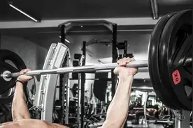 卧推不到100kg不练手臂？传统硬拉怎么下降杠铃？—各种问题答疑图片