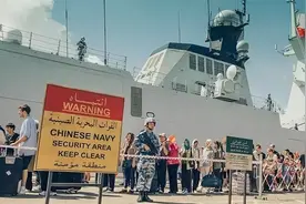 2015年也门撤侨：海军舰炮对准海岸，叛军保持克制，细节令人振奋图片
