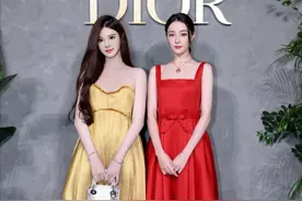 网红和迪丽热巴合影p图翻车，生图浮肿脖子短粗，被扒曾疑似整容图片