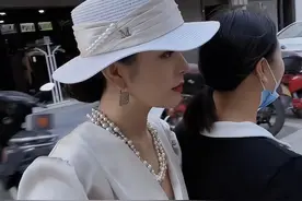 广东：女子盛装打扮，坐在电动车后座感慨：我应该坐在大奔里图片