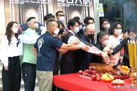 林保怡王敏德黄子华同框，没有对比就没有伤害，差距太大了图片