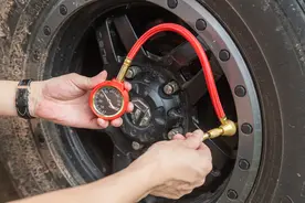 汽车胎压表怎么看数值，搞懂以下两个问题，就能轻松看懂图片