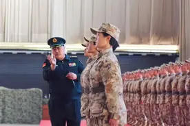新兵训练场来了一位神秘人物图片