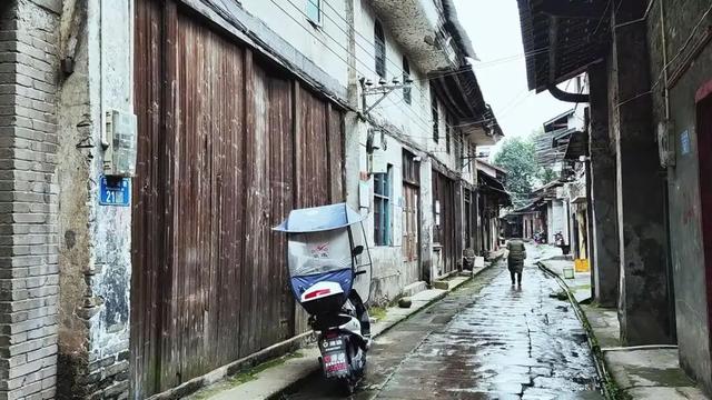 重庆长江边上的一条古朴老街，曾经名流如云，如今已被世人遗忘