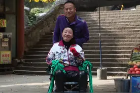 妻子瘫痪后，一个男人的21年图片