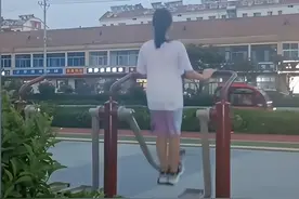 【看热点学知识】女子另类踏板健身法惊呆众人，人跟人不一样图片
