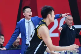 杨鸣又在准备必杀技，它就是中圈投篮，看来杜锋要注意了图片