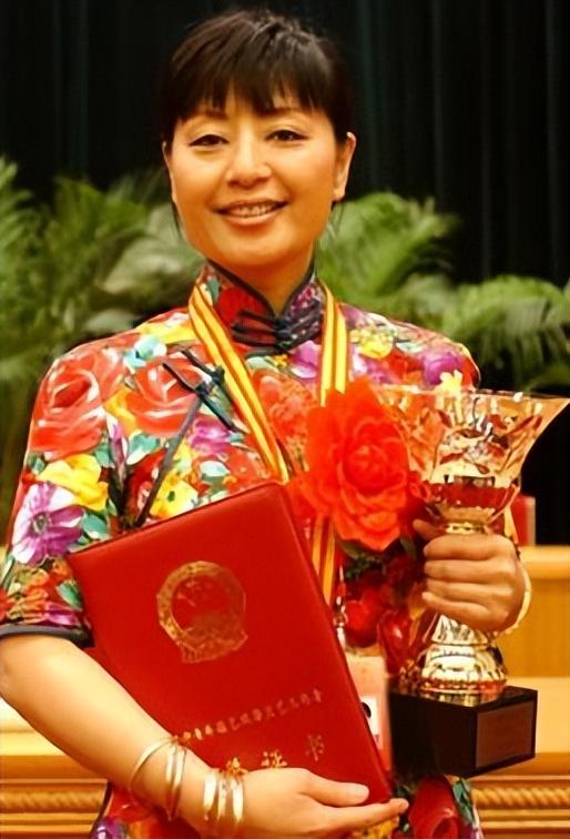 著名歌唱家殷秀梅:一婚闪婚闪离,42岁嫁法国贵族,66岁无儿无女