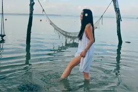 “最美妲己”温碧霞晒巴厘岛游玩美照，打扮性感秀身材，自曝2024年有2部影片上映：要继续努力向梦想前进图片