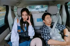 沈梦辰被指坐姿豪放，本人亲自解释，原来是错位。图片