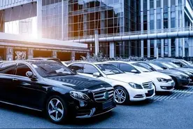 每到周末为什么高校门口就会出现很多豪车呢？图片