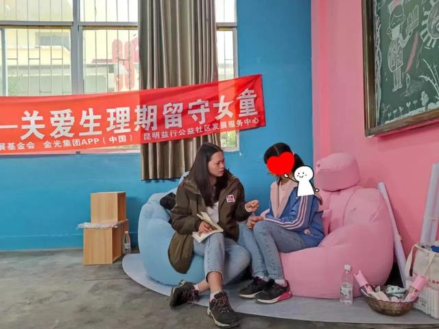95后女生去百所学校大方谈月经