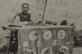 民间故事：老头：你在家里别出去 否则有血光之灾 男子：我偏不信邪图片