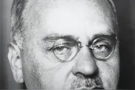 自卑者的共同点：越是自卑，越喜欢用这三种方法伤害自己图片