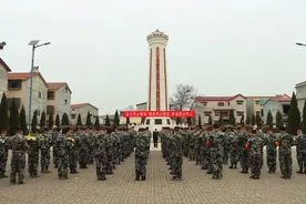​河南省卫辉市人武部役前教育第一课设在烈士墓前图片