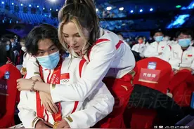 姐弟情深！苏翊鸣落泪，谷爱凌抱小苏安慰，妈妈把谷爱凌搂入怀中图片