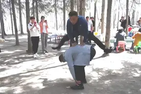 胖东来老板带员工去旅行，照片曝光网友：他就是这样当老板的吗！图片