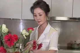 雪瑞姑姑：靠壕气人设走红，花甲之年活成18岁，她到底是何身份？图片