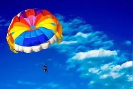 飞机即将面临空难坠落，为什么不选择跳伞，其实背后有原因的图片