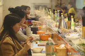 曾火遍全国的旋转小火锅，为啥不断关门？食客：看似便宜全是套路图片