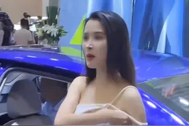 想挣这个钱，就不要太挑剔！车模怼蹲拍摄影师，职业和尊重需并重图片