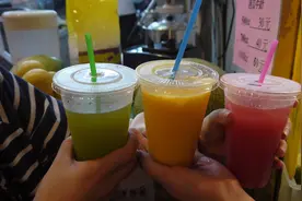 水果直接吃和鲜榨果汁有何不同？哪个营养更好？图片