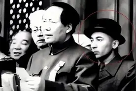 开国大典上，有一个带着黑帽的年轻人站在主席身后，他是谁？图片