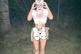 金·卡戴珊真能闹啊！戴头套着紧身衣搭丁字裤，半夜树林大秀身材图片