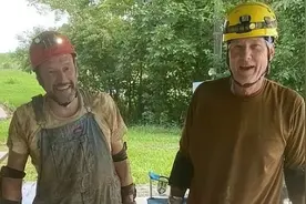 美国一只13岁狗子被困152米地下洞穴2个月，好在它遇到一队探险家图片