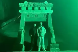爆笑有梗：晚上不要在泰山顶上拍照，否则·图片