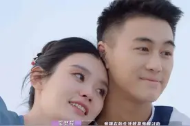 同样是豪门夫妻上综艺，霍启刚何猷君与向佐的教养，差别一目了然图片
