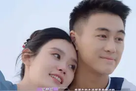 同样是豪门夫妻上综艺，霍启刚何猷君与向佐的教养，差别一目了然图片