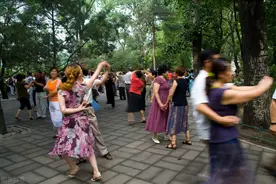 两位异性老人的同居互助养老：十年甜蜜恩爱后，抱头痛哭着分手图片