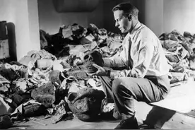 挪威一男子乘坐自制简单木筏航行数千英里成功穿越海洋图片