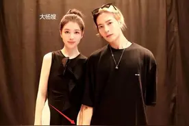 王嘉尔和大杨嫂亲密照流出！牵手合影十几位妹子拥抱，引发热议图片