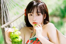 这个女孩有点甜哦！穿着校服的可爱清纯学生妹子街拍写真图片图片