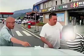 雅安服务区视频流出，当事人再度发声。网友：这熊孩子真是欠揍！图片