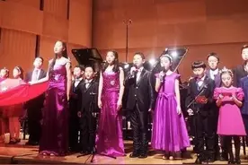 7岁甜馨演奏！玫红短裙配花环像名媛，“整容式”五官真像妈图片