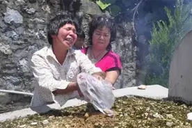 新婚丈夫牺牲，为撑起家妻子嫁给大伯哥，30年后祭拜爱人失声痛哭图片