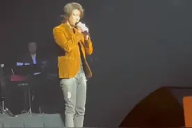 46岁王力宏正式复出！素颜开唱脸部下垂显憔悴，疑落泪引粉丝大哭图片