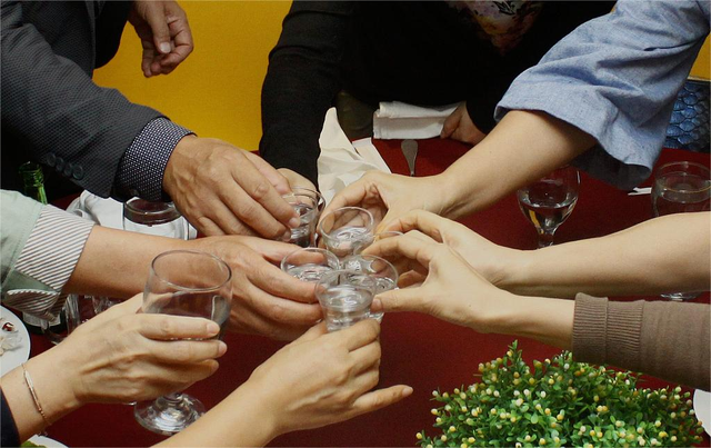 5个引爆气氛的酒桌游戏，老酒友都知道的，冷场? 不存在的！