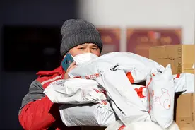北京快递保卫战：6万快递小哥驰援，20小时带病上岗，从积压如山到正常图片