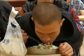韦东奕近照曝光，食堂就餐的样子令网友心疼:他只是数学上的强者图片
